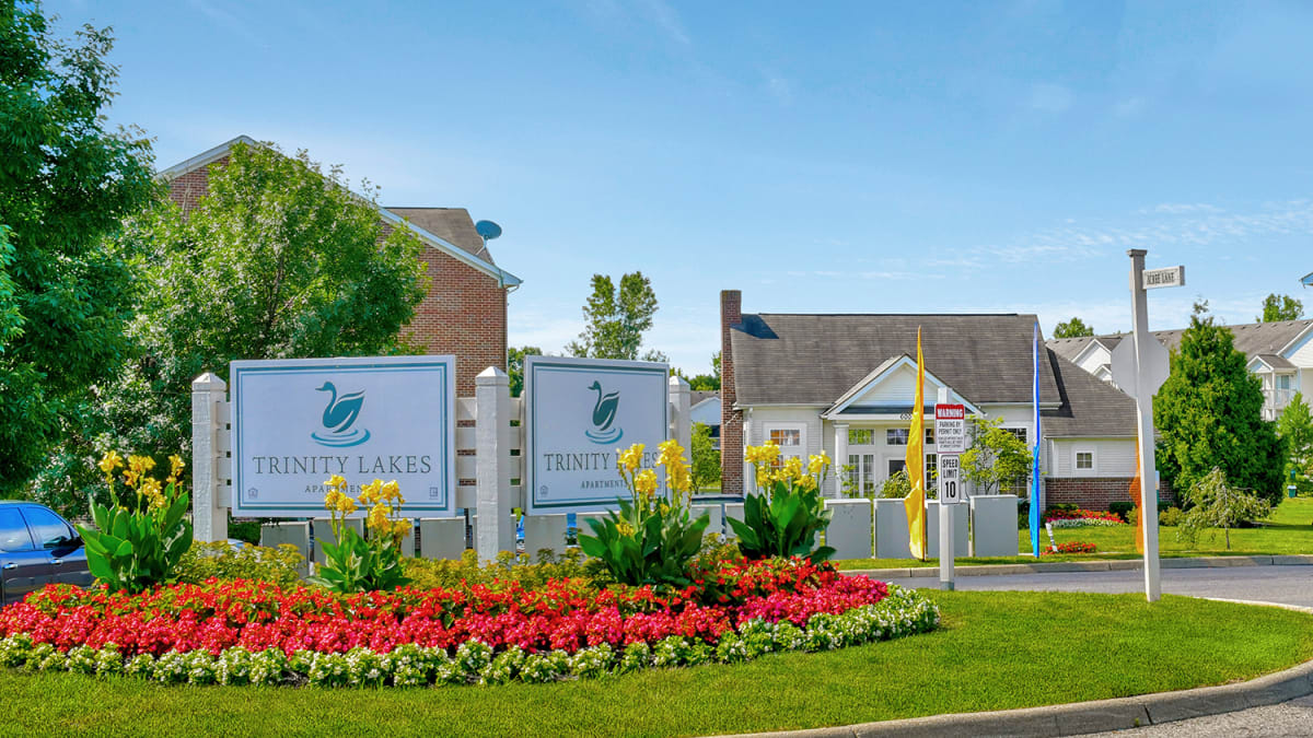 Luxury Apartments for Rent in 43228 Trinity Lakes Apartments